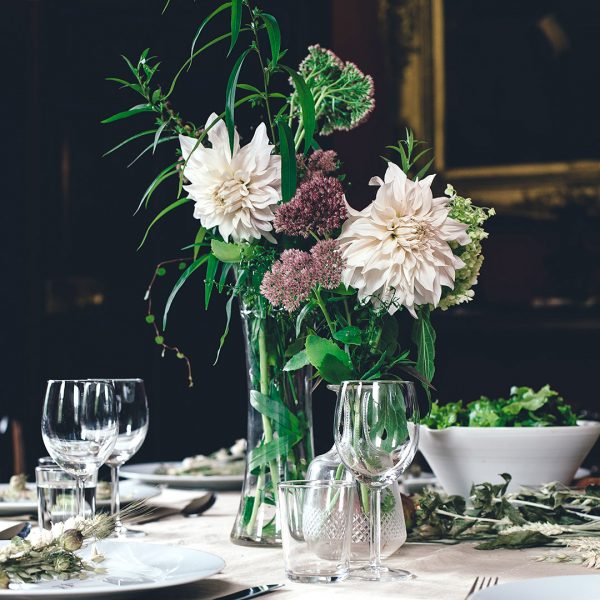 Dahlien in Glasvasen auf einer Restauranttafel
