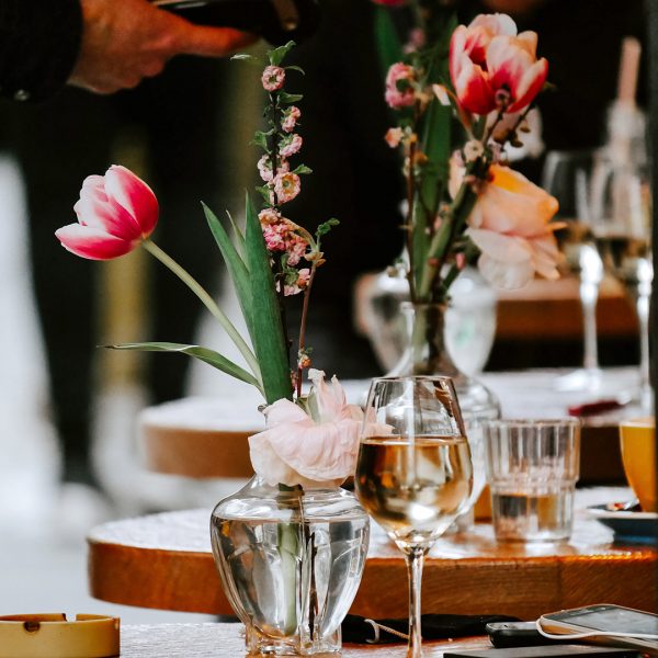 Tulpen in kleinen Glasvasen als Tischdekoration im Restaurant