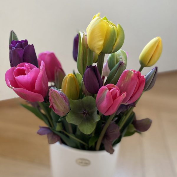 Bunter Tulpenstrauß in einer weißen Vase