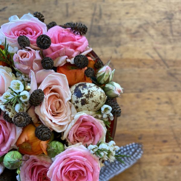 Strauß mit rosa Rosen, Zapfen und Wachteleiern