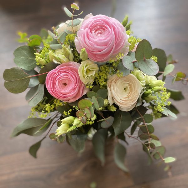 Kleiner Strauß mit rosa Ranunkeln und Eukalyptus