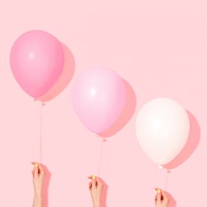Drei Hände, drei Luftballons, schön rosa