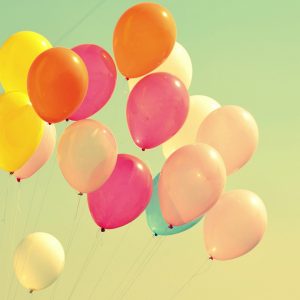 Ballons fliegen in den Himmel