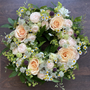 Trauerkranz mit Rosen in Apricot