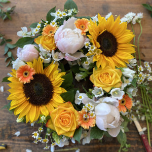 Trauerkranz mit Sonnenblumen und gelben Rosen