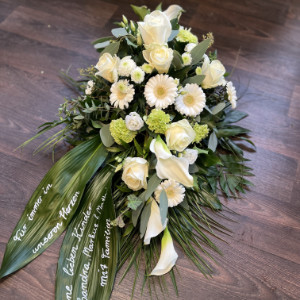 Weißes Trauergesteck mit Rosen, Calla und Schleife
