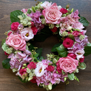 Trauerkranz mit rosa Rosen und Hortensien