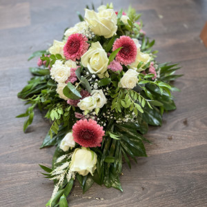 Trauergesteck mit Rosen und Gerbera