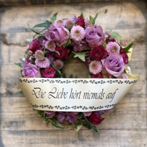 Trauerkranz mit Schleife „Die Liebe hört niemals auf“