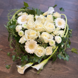 Trauergesteck mit weißen Rosen, Gerbera und Calla