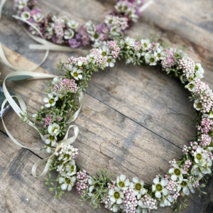 Haarkranz aus zarten Blüten für die Braut