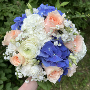 Brautstrauß mit blauer Hortensie und Rosen in Pfirsich
