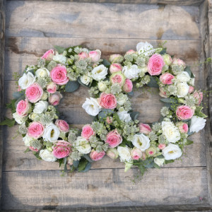 Blütenkränze mit rosa Rosen als Hochzeitsdekoration