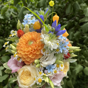 Bunter Brautstrauß mit oranger Dahlie und Rosen