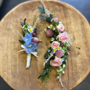 Anstecker für den Bräutigam und Blüten-Corsage