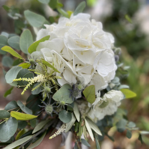 Weißer Brautstrauß mit Hortensie und Eukalyptus
