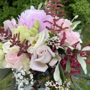 Brautstrauß mit Pfingstrose, Rosen und Astilbe